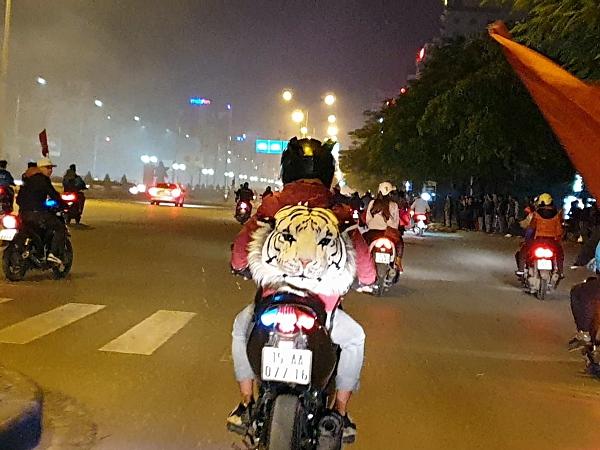 Việt Nam vô địch: Muôn kiểu đi bão hài hước đốn tim người hâm mộ-9