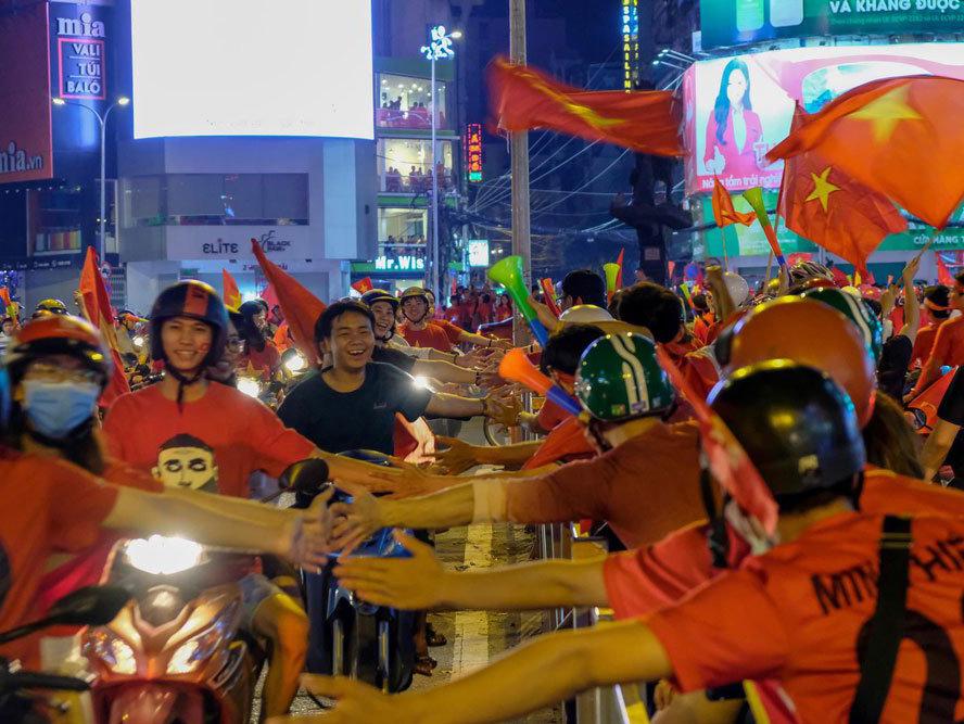 Đọ đẳng cấp đi bão mấy ai bằng BB Trần: Sẵn sàng lột đồ giữa đêm muộn mừng Việt Nam vô địch-1