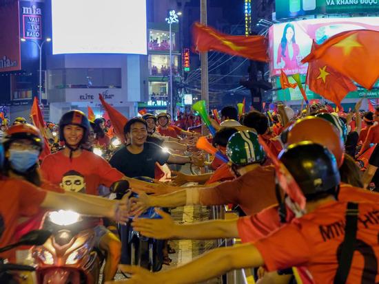 Việt Nam vô địch: Muôn kiểu đi bão hài hước đốn tim người hâm mộ