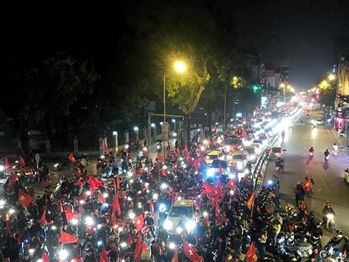 Đường Hà Nội ùn tắc lúc 1h sáng vì cổ động viên đi 'bão đêm'