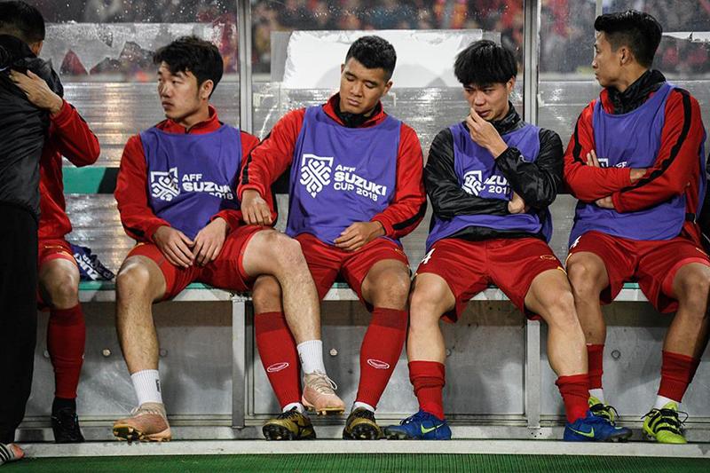 Góc RẢNH RỖI SINH NÔNG NỔI: Đức Chinh giật lông chân Xuân Trường còn lầy lội trả lại đồng đội-1