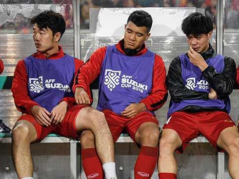 Góc RẢNH RỖI SINH NÔNG NỔI: Đức Chinh giật lông chân Xuân Trường còn lầy lội trả lại đồng đội