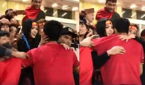 Món quà đắt hơn kim cương, vàng bạc: Vừa nhận huy chương, Mạnh Gắt chạy lên khán đài đeo vào cổ người yêu-1