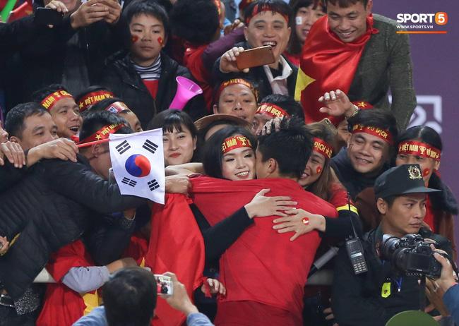 Món quà đắt hơn kim cương, vàng bạc: Vừa nhận huy chương, Mạnh Gắt chạy lên khán đài đeo vào cổ người yêu-2