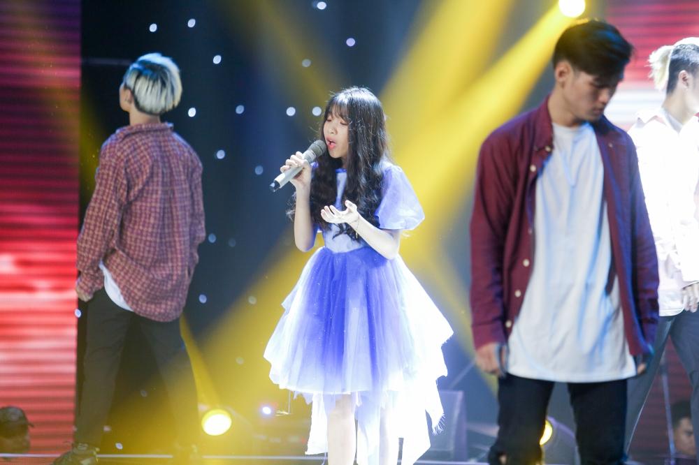 Sau khi gây sốt với Ngắm hoa lệ rơi, thí sinh bị cho là cài cắm vào The Voice Kids đắt show như ngôi sao-4