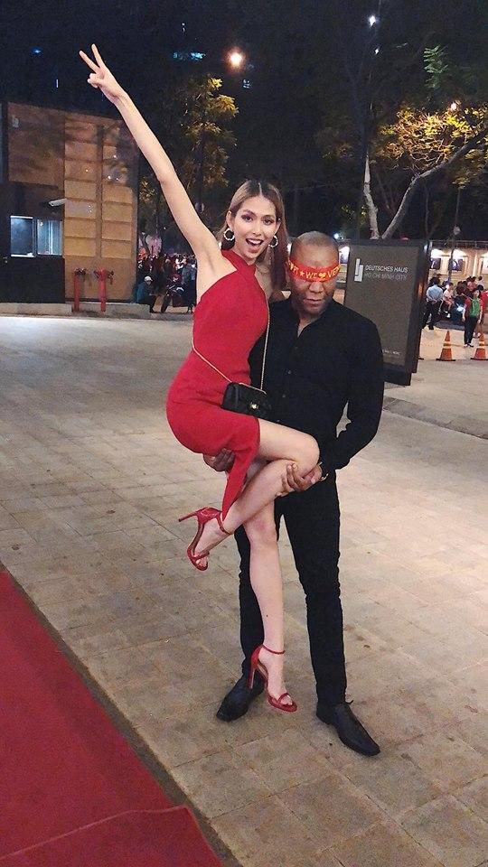 Đi bão độc đáo như sao Việt: Đại gia chở bạn gái bằng xe máy, mỹ nữ được trai lạ bế bổng giữa phố đông-1