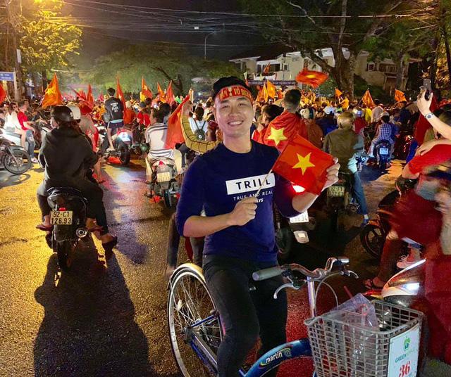 Đi bão độc đáo như sao Việt: Đại gia chở bạn gái bằng xe máy, mỹ nữ được trai lạ bế bổng giữa phố đông-7