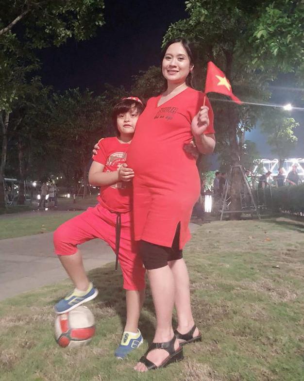 Đi bão độc đáo như sao Việt: Đại gia chở bạn gái bằng xe máy, mỹ nữ được trai lạ bế bổng giữa phố đông-9