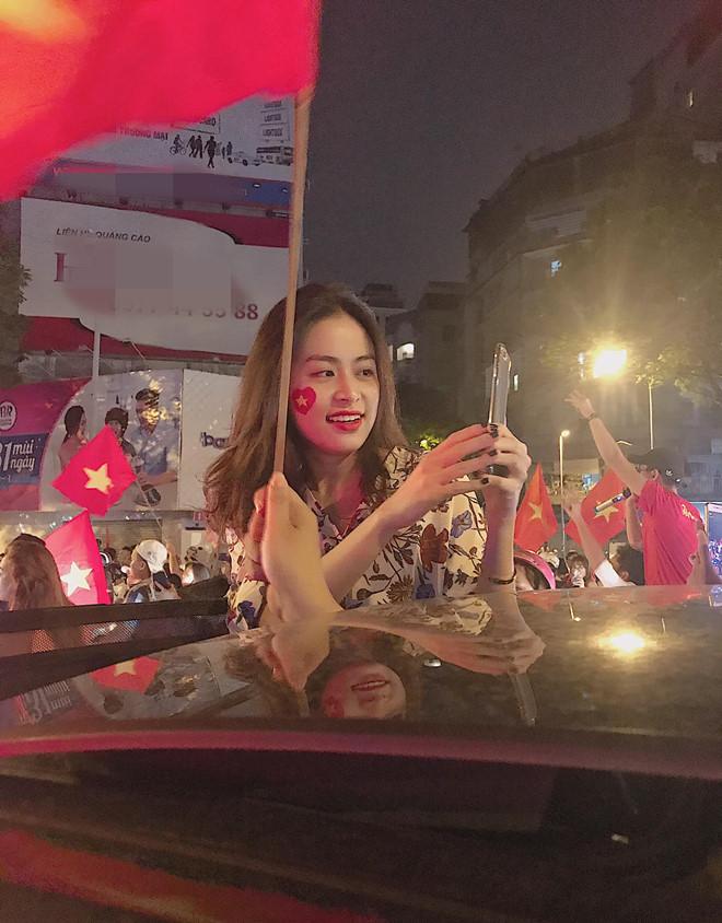 Đi bão độc đáo như sao Việt: Đại gia chở bạn gái bằng xe máy, mỹ nữ được trai lạ bế bổng giữa phố đông-14