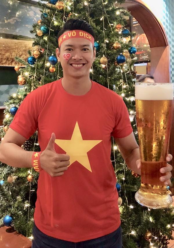 Đi bão độc đáo như sao Việt: Đại gia chở bạn gái bằng xe máy, mỹ nữ được trai lạ bế bổng giữa phố đông-10