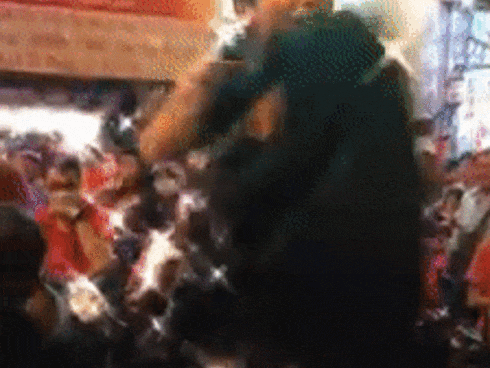 Đọ đẳng cấp đi bão mấy ai bằng BB Trần: Sẵn sàng 'lột đồ' giữa đêm muộn mừng Việt Nam vô địch