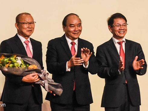 HLV Park dùng 100.000 USD tiền thưởng cho người nghèo và bóng đá Việt