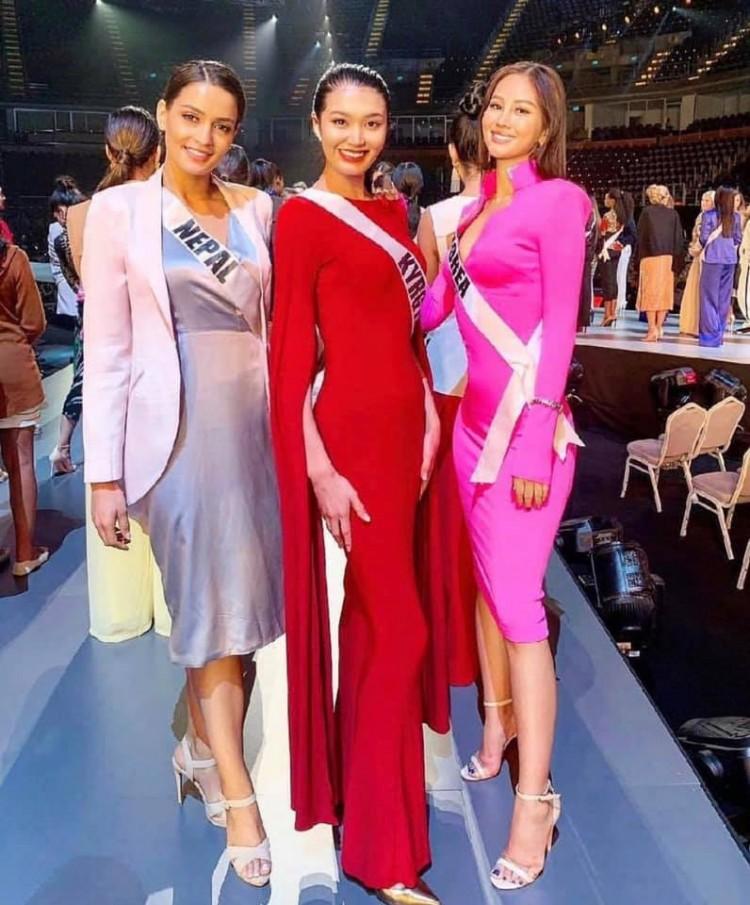 Thân thiết như Hoa hậu Hàn Quốc và HHen Niê ở Miss Universe: cùng phòng, dép tổ ong đôi và mặc chung váy?-3