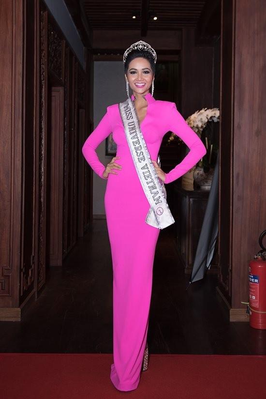 Thân thiết như Hoa hậu Hàn Quốc và HHen Niê ở Miss Universe: cùng phòng, dép tổ ong đôi và mặc chung váy?-5