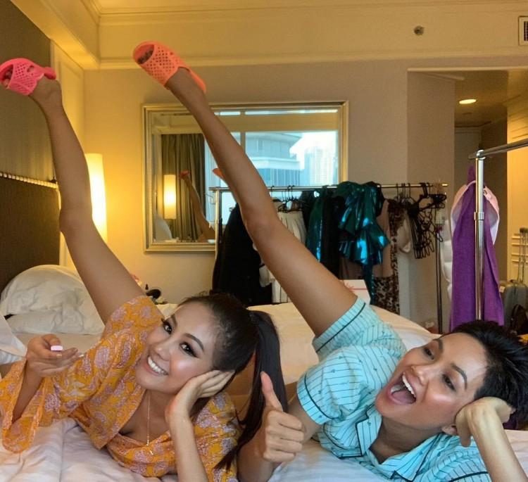 Thân thiết như Hoa hậu Hàn Quốc và HHen Niê ở Miss Universe: cùng phòng, dép tổ ong đôi và mặc chung váy?-9