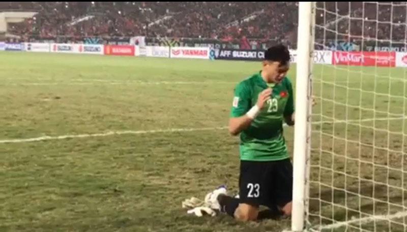 Ăn mừng chiến thắng theo cách vừa khóc vừa ôm khung thành, clip về Đặng Văn Lâm náo loạn mạng xã hội sáng nay-1