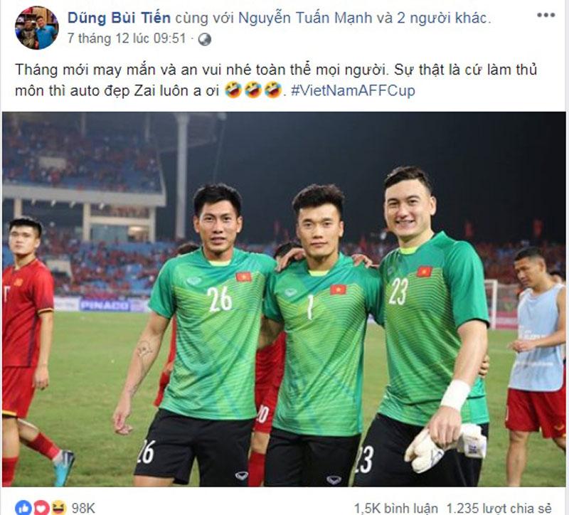 Ăn mừng chiến thắng theo cách vừa khóc vừa ôm khung thành, clip về Đặng Văn Lâm náo loạn mạng xã hội sáng nay-4