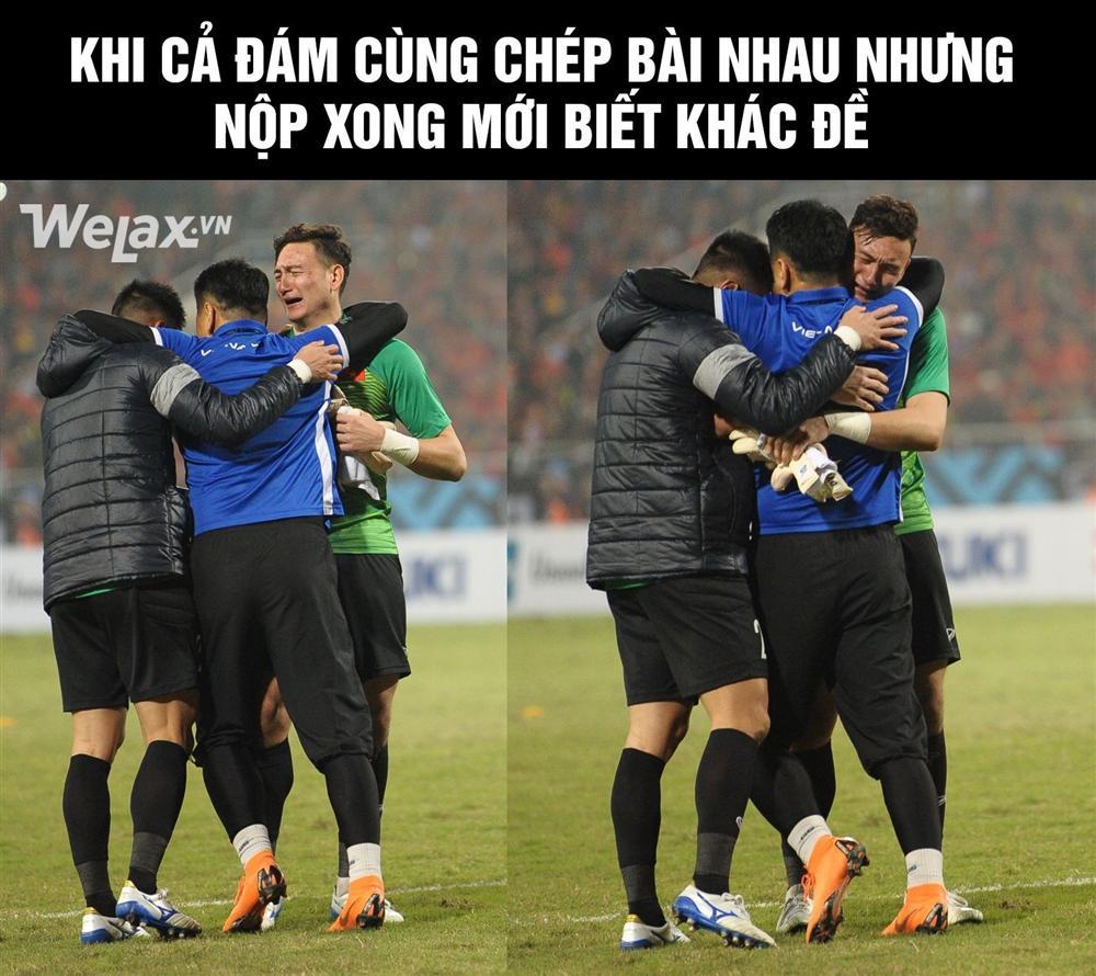 Ăn mừng chiến thắng theo cách vừa khóc vừa ôm khung thành, clip về Đặng Văn Lâm náo loạn mạng xã hội sáng nay-3