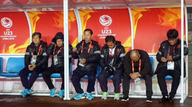 Một năm 3 lần đưa học trò chinh chiến cấp quốc tế, thầy Park lại yếu đuối lùi về sau cabin vì không muốn nhìn cảnh đau tim-7