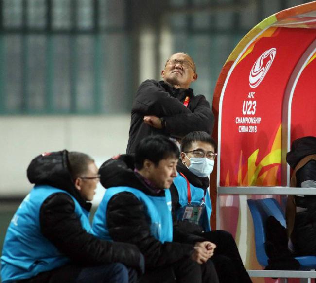 Một năm 3 lần đưa học trò chinh chiến cấp quốc tế, thầy Park lại yếu đuối lùi về sau cabin vì không muốn nhìn cảnh đau tim-9