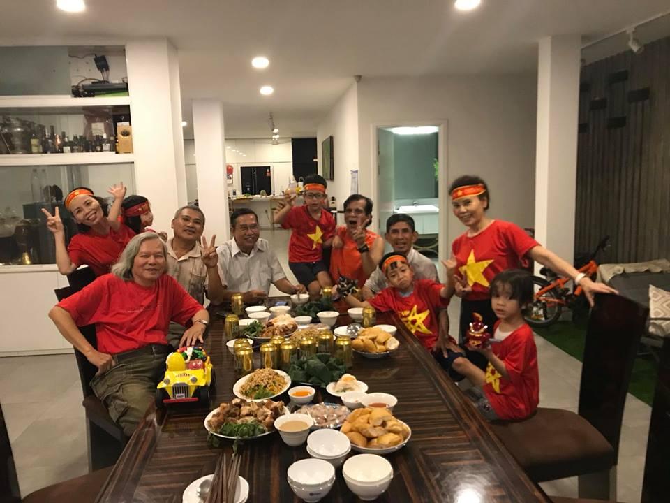 Kim Lý cùng gia đình Hồ Ngọc Hà ăn mừng đội tuyển Việt Nam vô địch trong biệt thự triệu đô-2