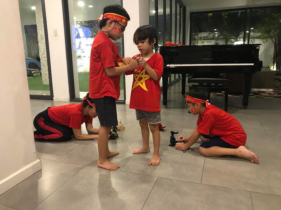 Kim Lý cùng gia đình Hồ Ngọc Hà ăn mừng đội tuyển Việt Nam vô địch trong biệt thự triệu đô-10