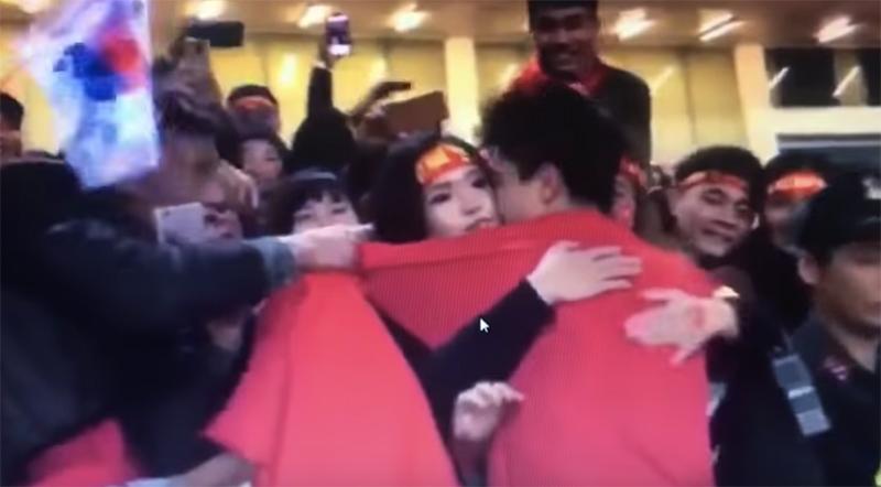 Mặc kệ thần tượng đang tay trong tay đi xem phim với bạn gái, fans vẫn ùa đến xin chụp ảnh cùng Mạnh gắt-2