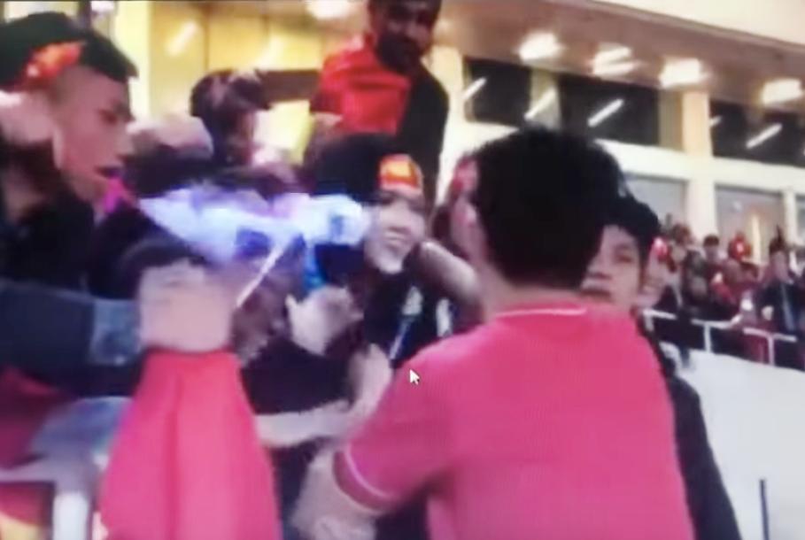 Mặc kệ thần tượng đang tay trong tay đi xem phim với bạn gái, fans vẫn ùa đến xin chụp ảnh cùng Mạnh gắt-1