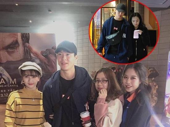 Mặc kệ thần tượng đang tay trong tay đi xem phim với bạn gái, fans vẫn ùa đến xin chụp ảnh cùng Mạnh 'gắt'