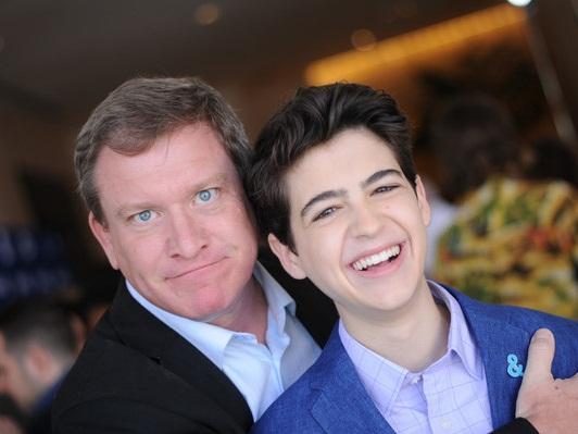 Nam ca sĩ bị sốc, phải nhập viện vì bị hàng chục người tố ấu dâm-3