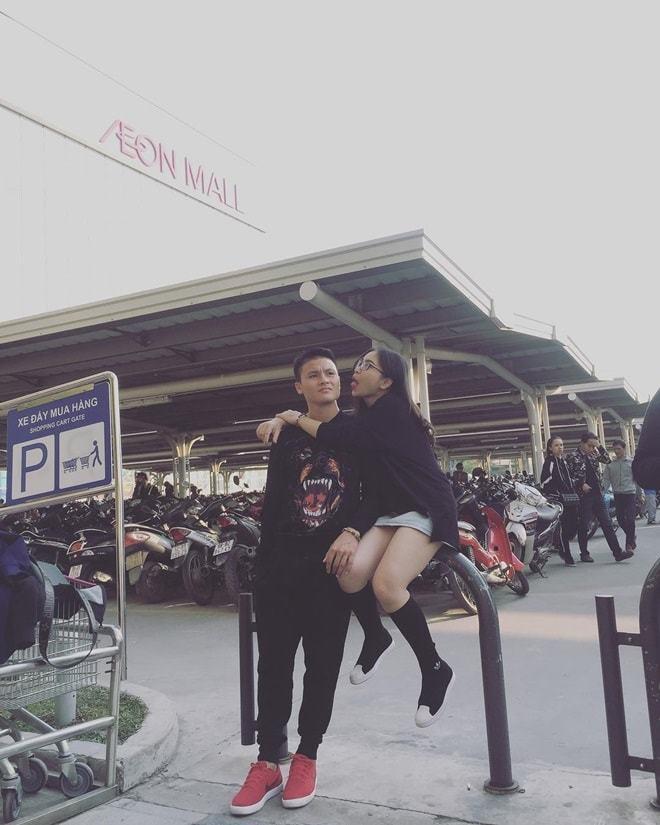 Quang Hải và thời trang đồ đôi giản dị cùng bạn gái hot girl-10
