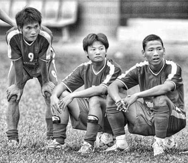 Văn Quyến - Công Vinh - Anh Đức và bài học cuộc đời gói gọn trong một bức ảnh-1