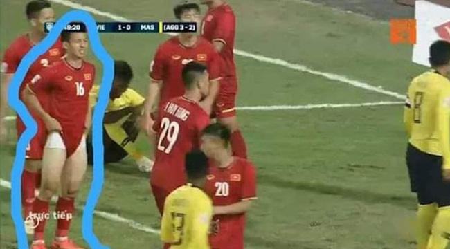 HỚ HÊNH HÀI HƯỚC: Tiền vệ Hùng Dũng kéo quần ăn mừng hở cả nội y trước hàng triệu ánh mắt-1