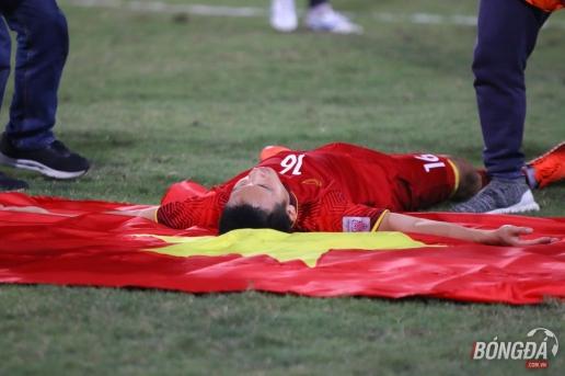 HỚ HÊNH HÀI HƯỚC: Tiền vệ Hùng Dũng kéo quần ăn mừng hở cả nội y trước hàng triệu ánh mắt-4