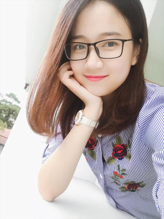 Thành tích học tập và nhan sắc đời thực đáng ngưỡng mộ của Tân Hoa khôi sinh viên Việt Nam 2018-9