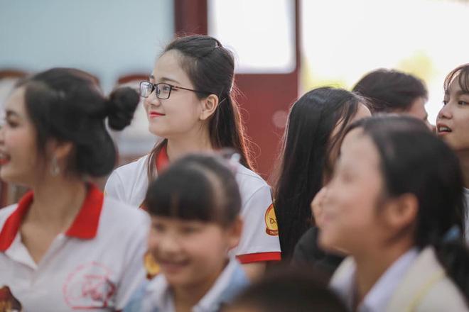 Thành tích học tập và nhan sắc đời thực đáng ngưỡng mộ của Tân Hoa khôi sinh viên Việt Nam 2018-5
