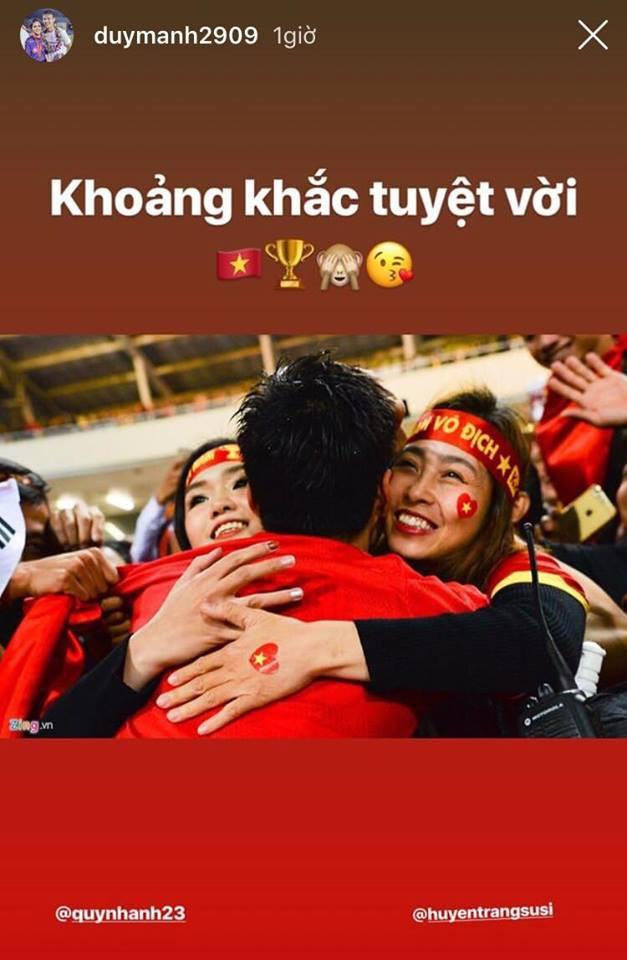 Duy Mạnh khoe ảnh ôm 2 gái đẹp trên khán đài: Thật bất ngờ trước danh tính của người phụ nữ thứ 2-1