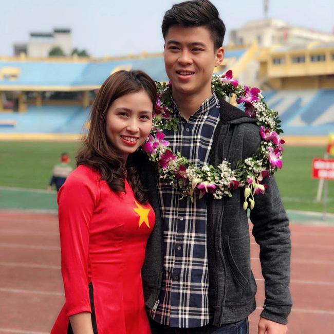 Duy Mạnh khoe ảnh ôm 2 gái đẹp trên khán đài: Thật bất ngờ trước danh tính của người phụ nữ thứ 2-3