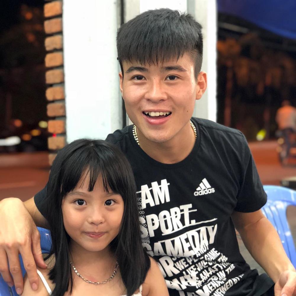 Duy Mạnh khoe ảnh ôm 2 gái đẹp trên khán đài: Thật bất ngờ trước danh tính của người phụ nữ thứ 2-4