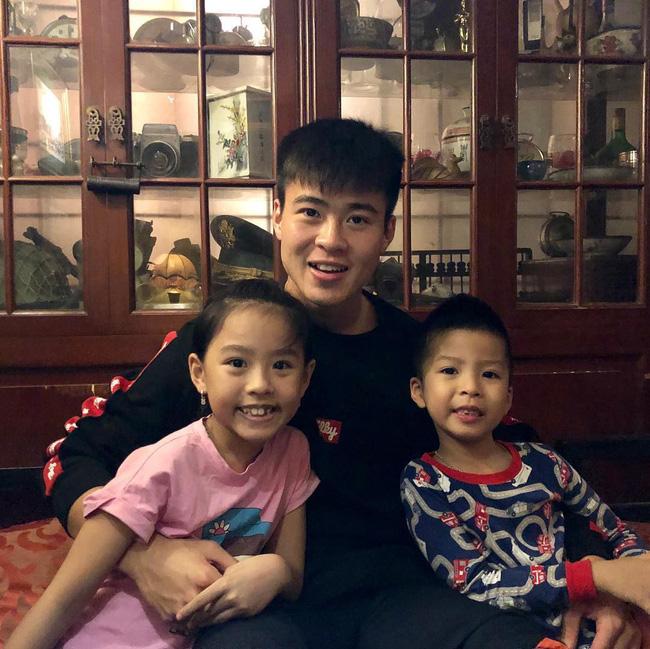 Duy Mạnh khoe ảnh ôm 2 gái đẹp trên khán đài: Thật bất ngờ trước danh tính của người phụ nữ thứ 2-6