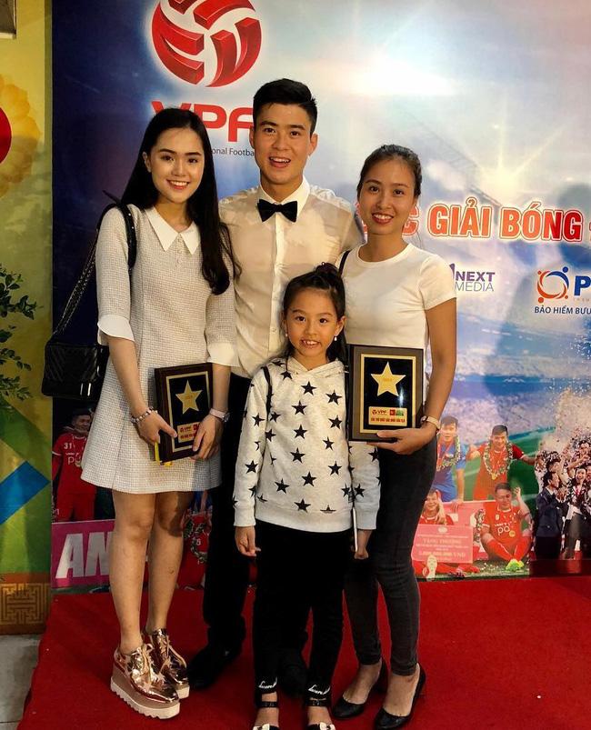 Duy Mạnh khoe ảnh ôm 2 gái đẹp trên khán đài: Thật bất ngờ trước danh tính của người phụ nữ thứ 2-8