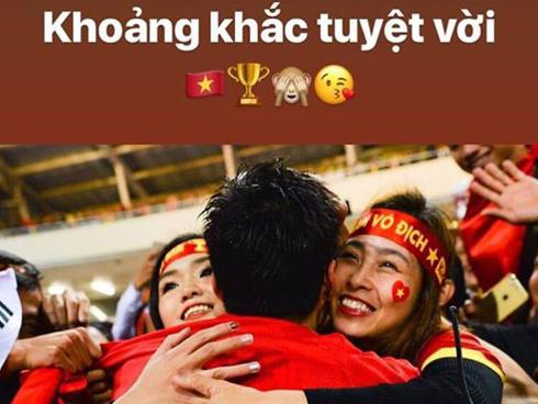 Duy Mạnh khoe ảnh ôm 2 'gái' đẹp trên khán đài: Thật bất ngờ trước danh tính của người phụ nữ thứ 2