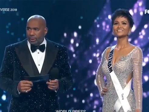 H'Hen Niê trượt top 3 Miss Universe 2018, dân mạng đồng loạt xướng tên và truy tìm info của biên dịch viên 'nói không sõi'