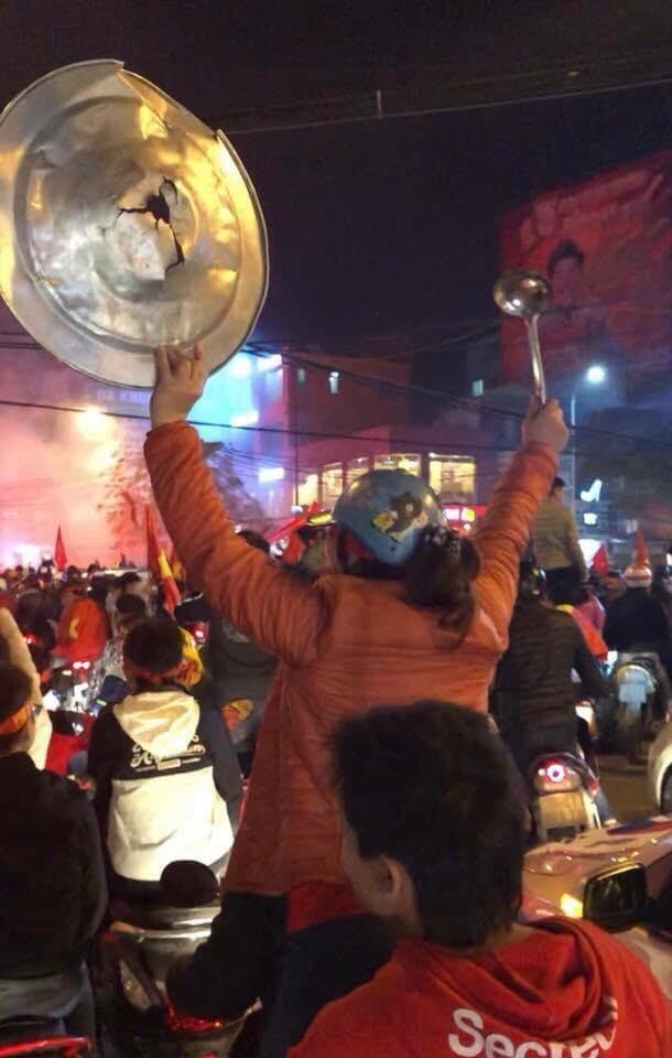 Xoong thủng, nồi méo sau khi cùng chủ đi bão: Fan Việt yêu thể thao số 2, hiếm có quốc gia nào nhận số 1-9