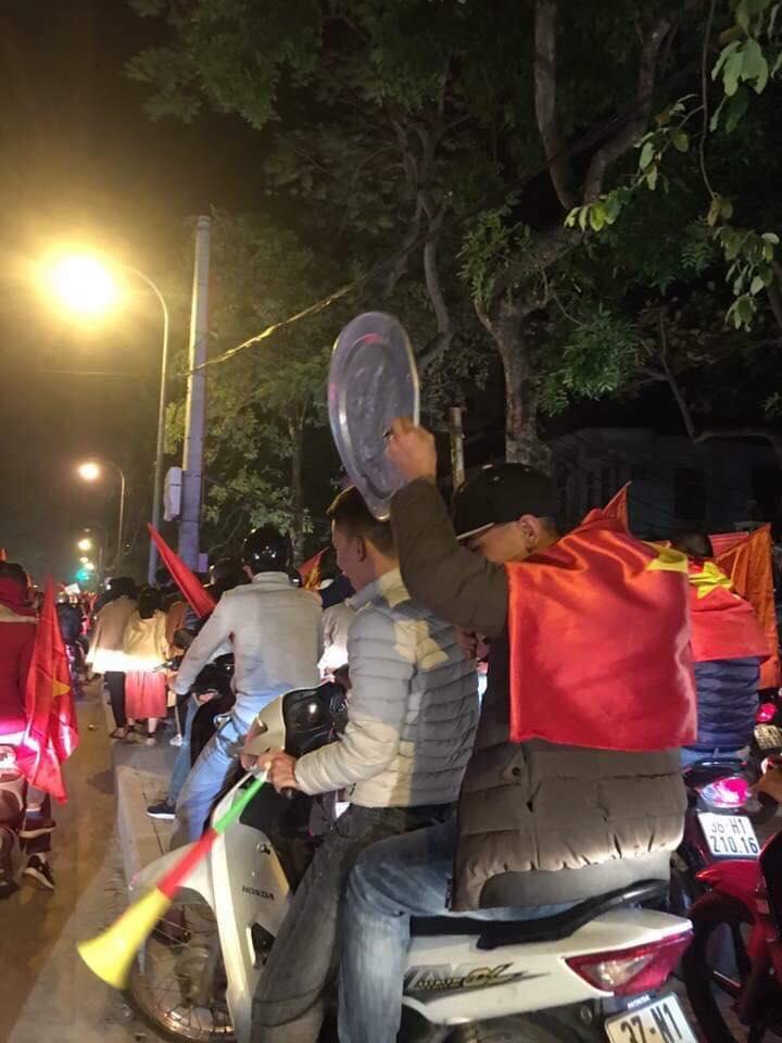 Xoong thủng, nồi méo sau khi cùng chủ đi bão: Fan Việt yêu thể thao số 2, hiếm có quốc gia nào nhận số 1-1