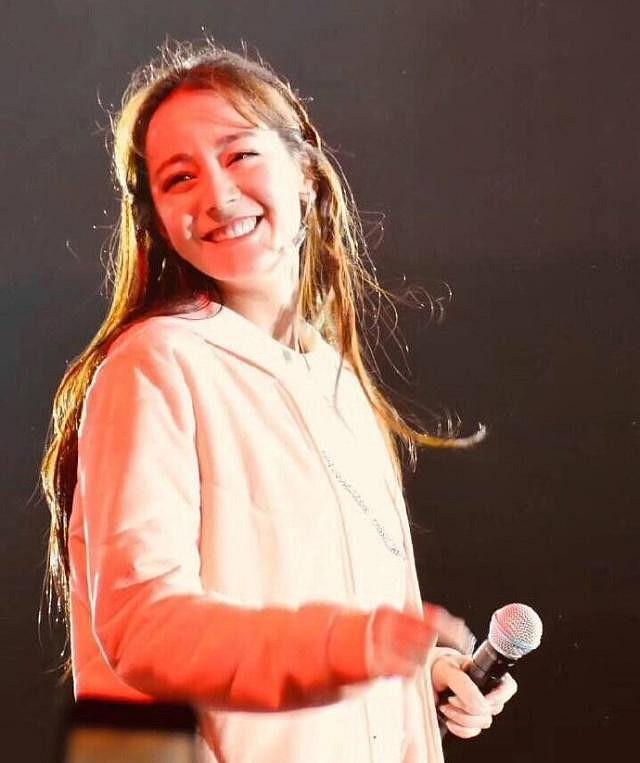 Địch Lệ Nhiệt Ba trở nên đô con đến lạ với phong cách nữ sinh xì tin-3