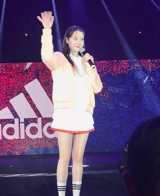 Địch Lệ Nhiệt Ba trở nên đô con đến lạ với phong cách nữ sinh xì tin-4