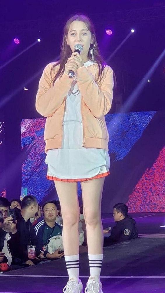 Địch Lệ Nhiệt Ba trở nên đô con đến lạ với phong cách nữ sinh xì tin-6