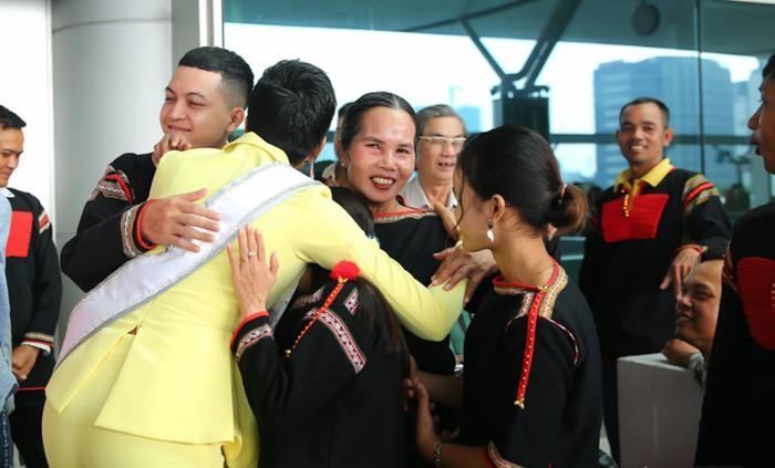 Bố mẹ HHen Niê có một cách rất tuyệt vời để cổ vũ con gái thi chung kết Miss Universe 2018-4