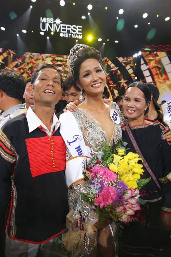Bố mẹ HHen Niê có một cách rất tuyệt vời để cổ vũ con gái thi chung kết Miss Universe 2018-3